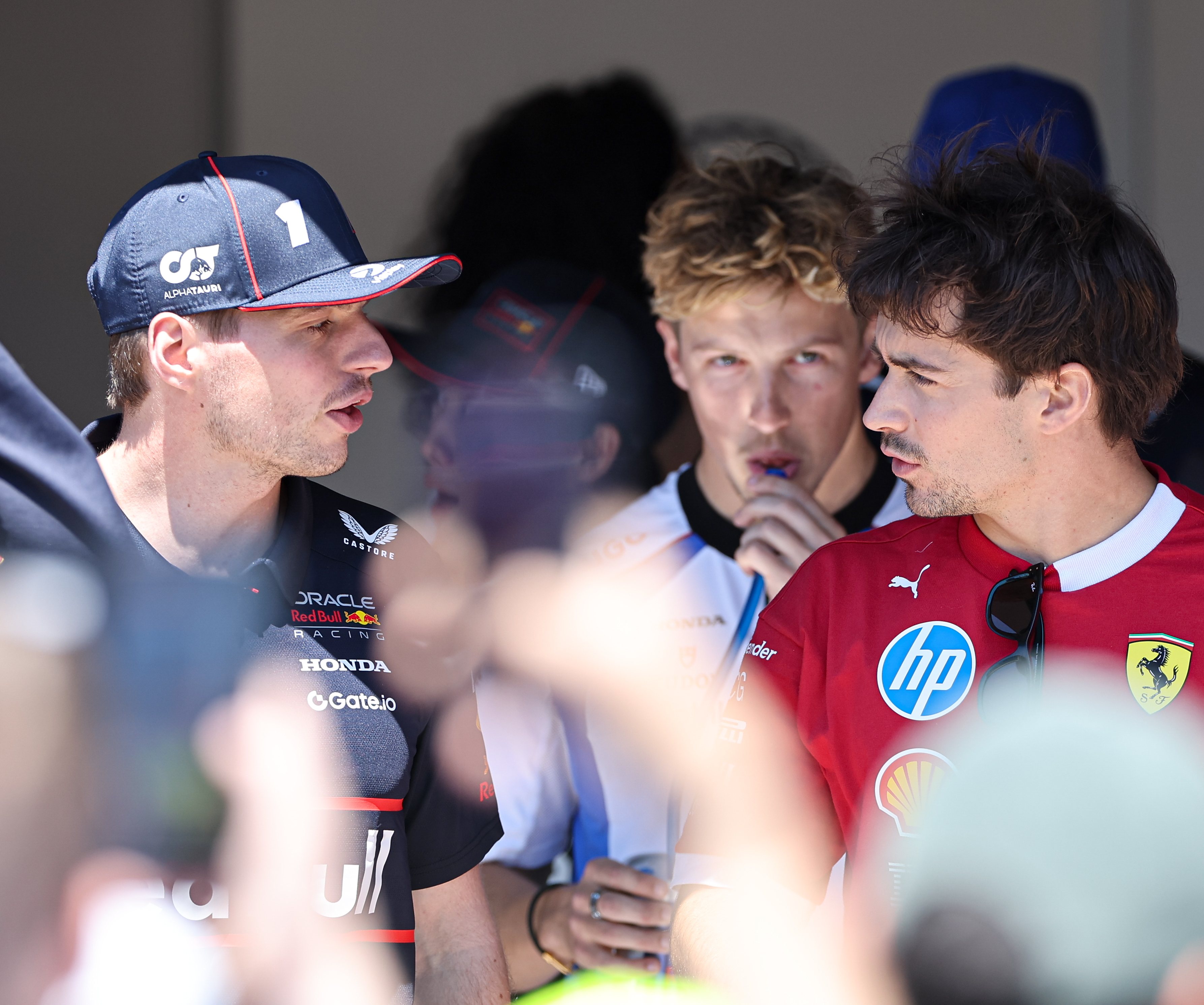 雷诺车队逆转梅赛德斯，维斯塔潘带队取胜