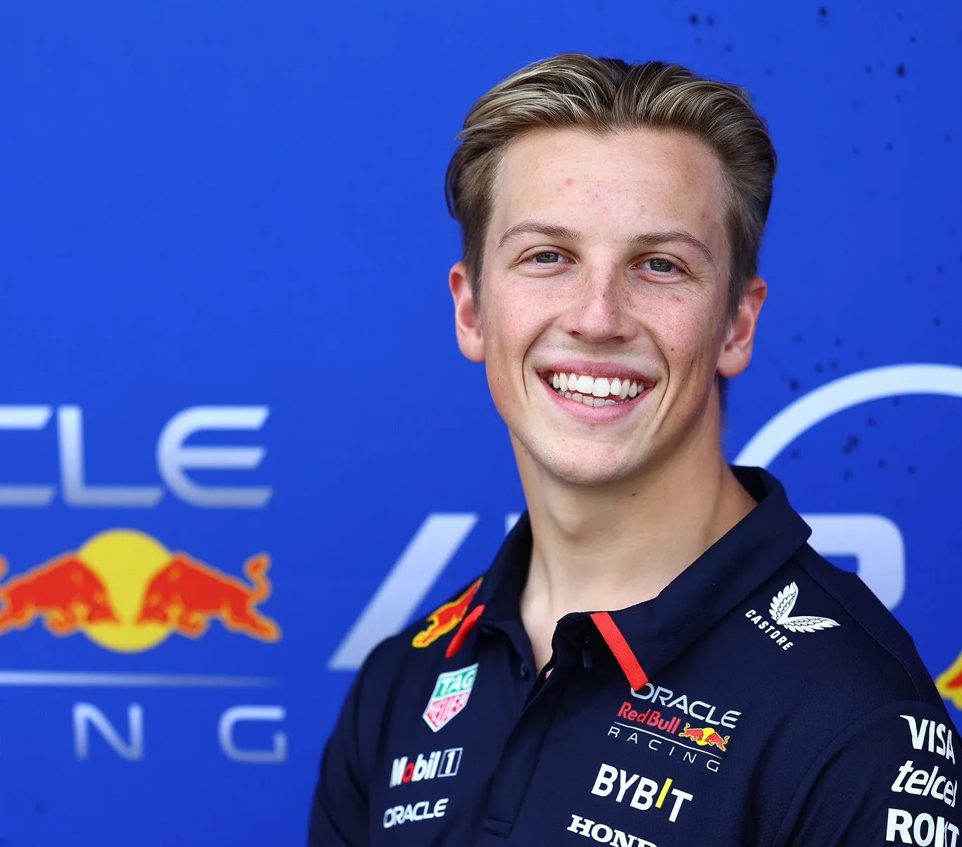 包含红牛二队碾压雷诺车队，周冠宇带队取胜的词条